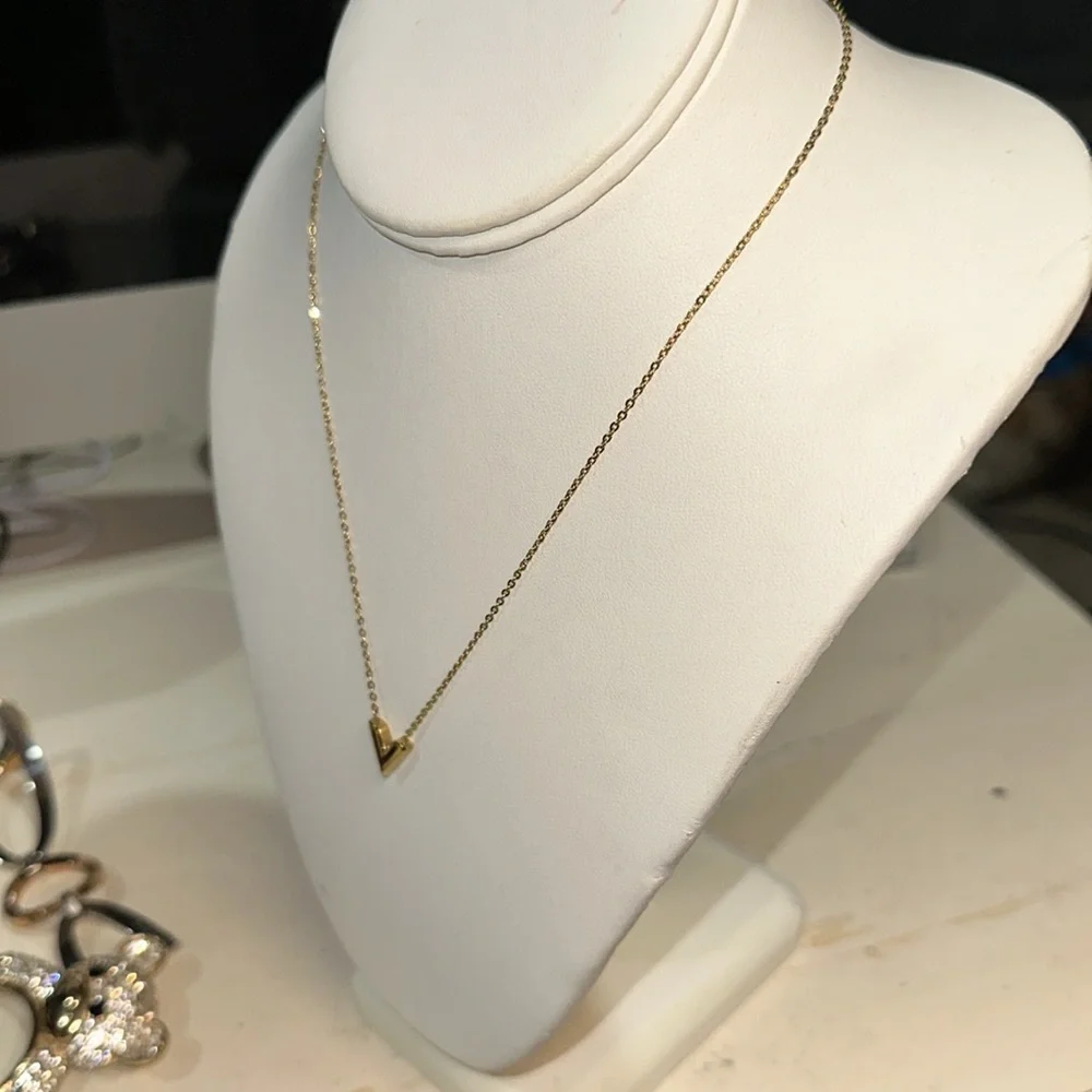in fashion lv necklace 18” long - Picture 12 of 14
